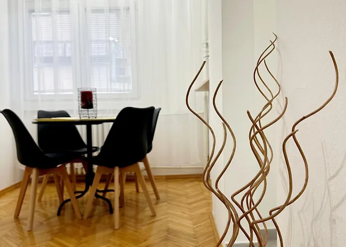 Lina's -modern & Cozy